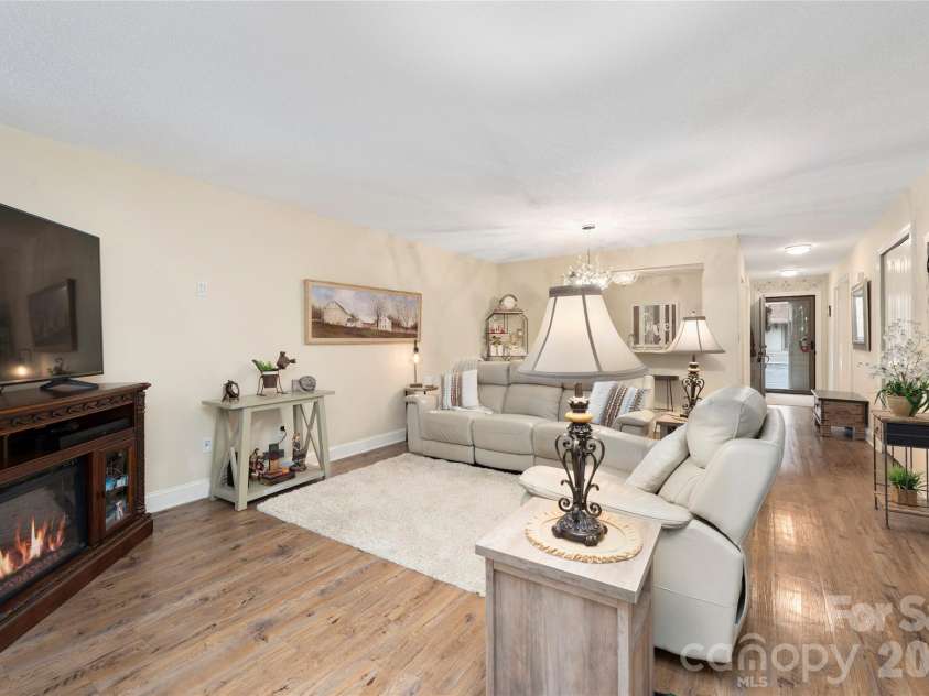 252 Wash Creek Drive, Hendersonville, NC 28739.  MLS# CAR4334994, YatesRealty ID 1987. Lovely Floors! 