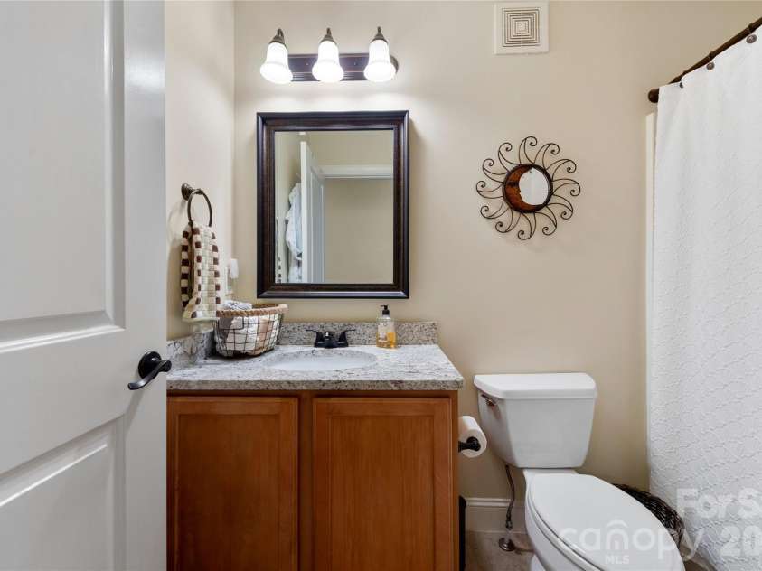 252 Wash Creek Drive, Hendersonville, NC 28739.  MLS# CAR4334994, YatesRealty ID 1987. Lovely Hallway  Bath 