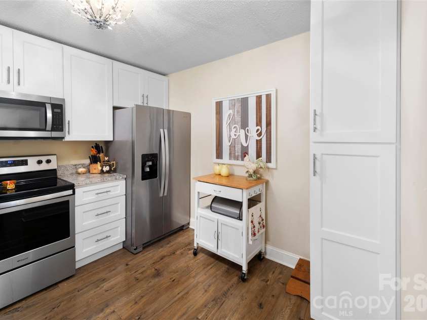 252 Wash Creek Drive, Hendersonville, NC 28739.  MLS# CAR4334994, YatesRealty ID 1987. Pantry Closet! 