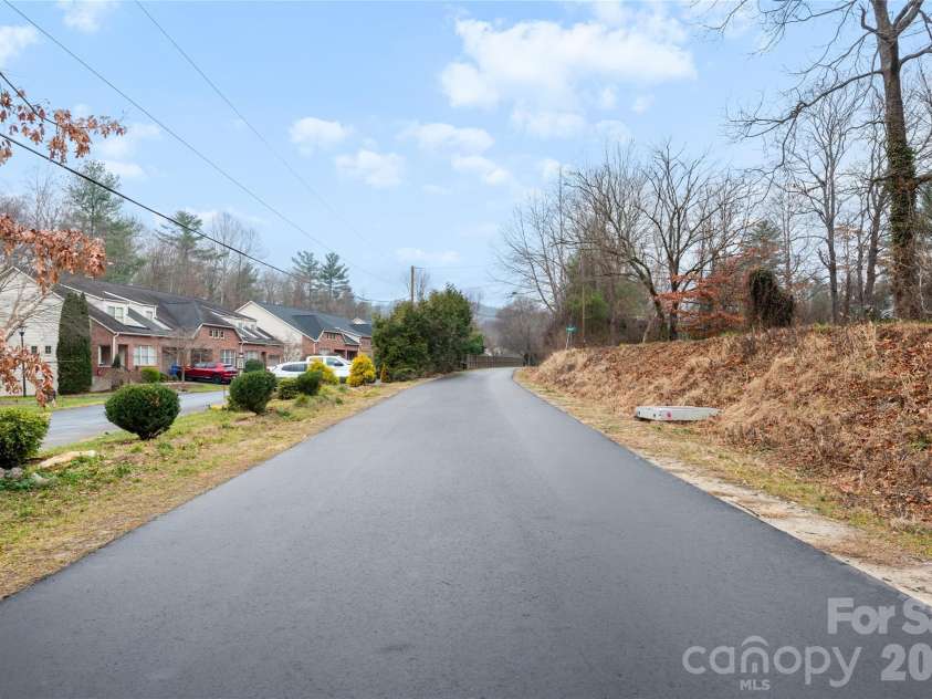 252 Wash Creek Drive, Hendersonville, NC 28739.  MLS# CAR4334994, YatesRealty ID 1987. Walk or Bike for Miles! 