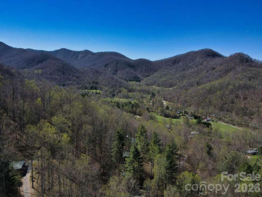307 Dancing Leaf Lane, Bakersville, NC 28705.  MLS# CAR4370622, YatesRealty ID 19870. 