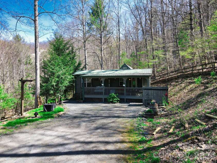 307 Dancing Leaf Lane, Bakersville, NC 28705.  MLS# CAR4370622, YatesRealty ID 19870. 