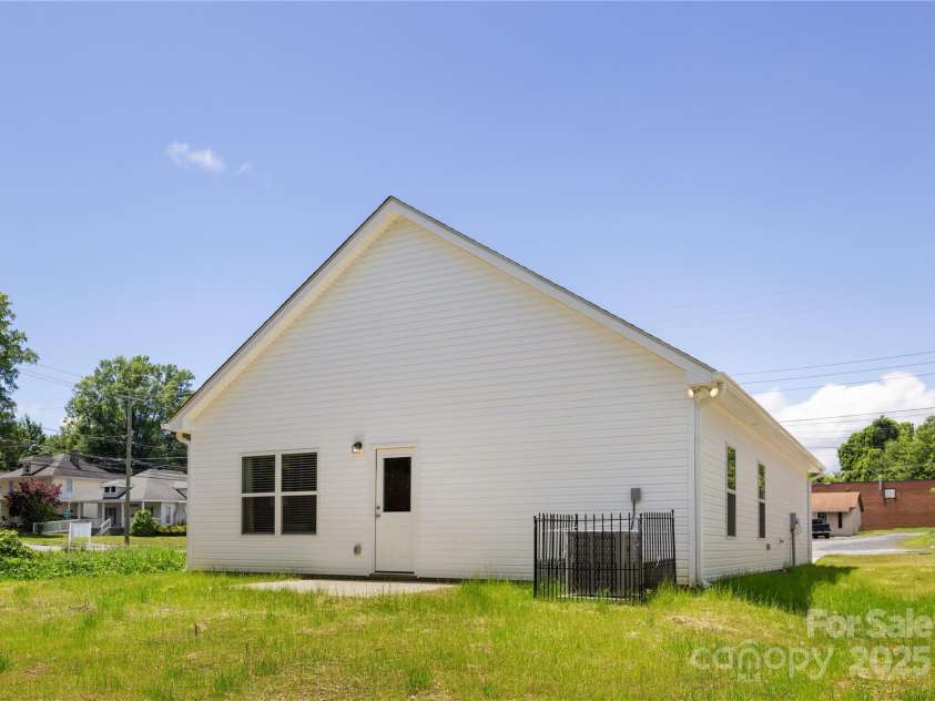 220 Columbia Street, Gastonia, NC 28054.  MLS# CAR4254933, YatesRealty ID 19874. 