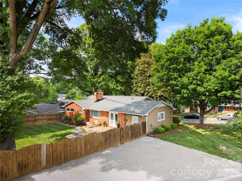 748 Stanfield Drive, Charlotte, NC 28210.  MLS# CAR4378077, YatesRealty ID 19874. 