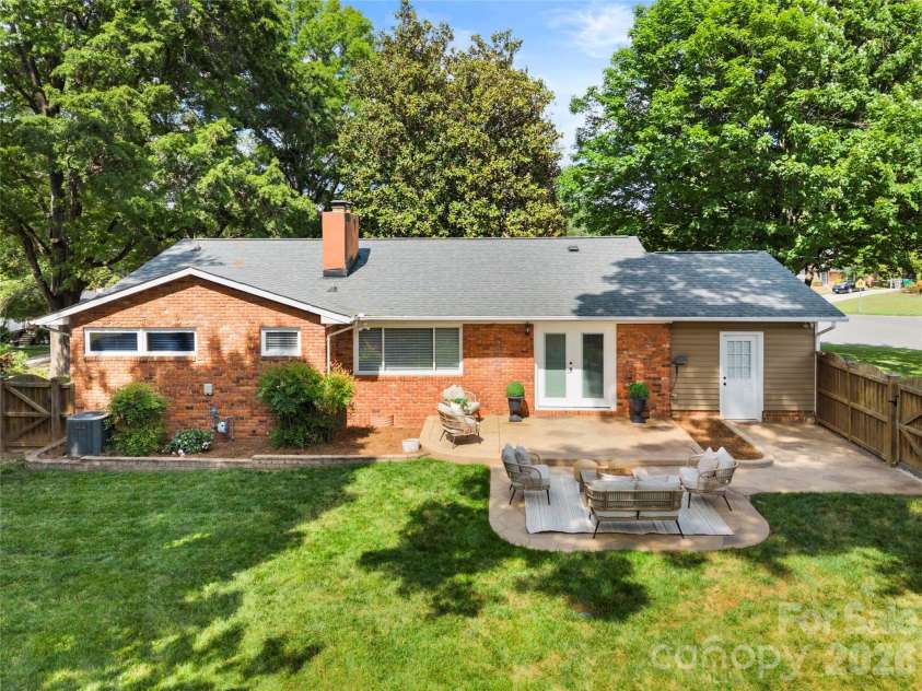 748 Stanfield Drive, Charlotte, NC 28210.  MLS# CAR4378077, YatesRealty ID 19874. 