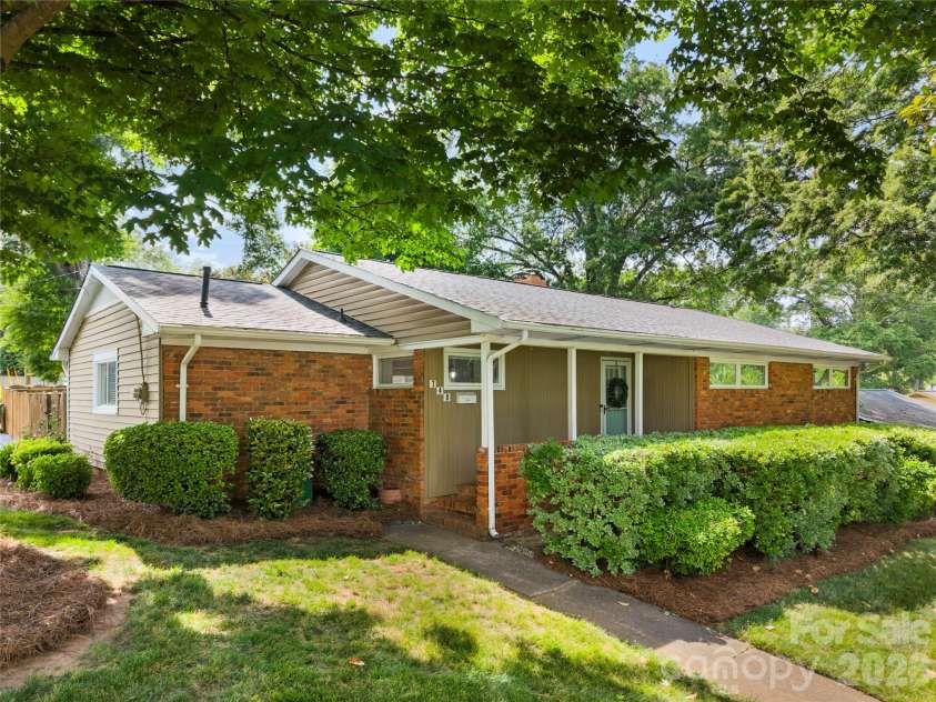 748 Stanfield Drive, Charlotte, NC 28210.  MLS# CAR4378077, YatesRealty ID 19874. 