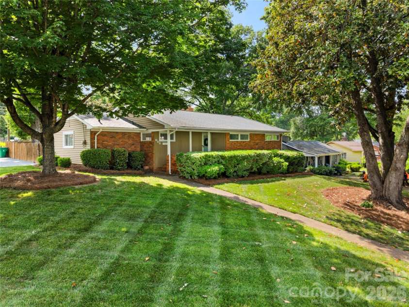 748 Stanfield Drive, Charlotte, NC 28210.  MLS# CAR4378077, YatesRealty ID 19874. 