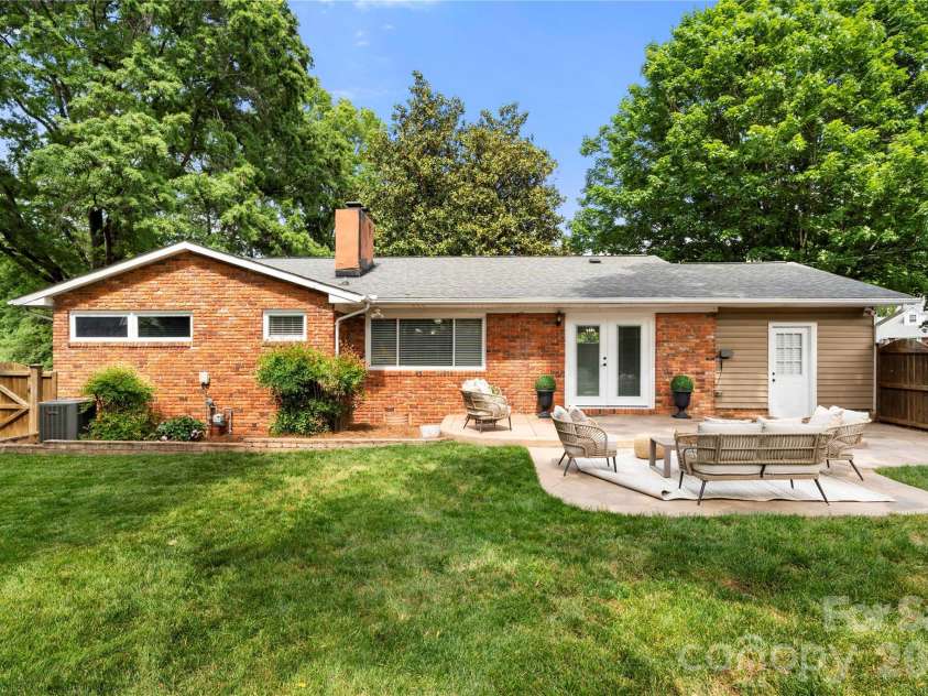 748 Stanfield Drive, Charlotte, NC 28210.  MLS# CAR4378077, YatesRealty ID 19874. 