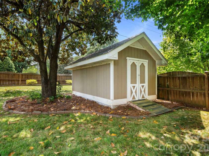 748 Stanfield Drive, Charlotte, NC 28210.  MLS# CAR4378077, YatesRealty ID 19874. 