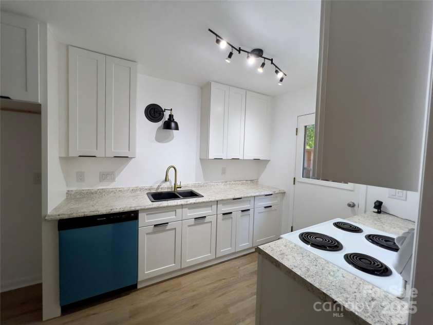 122 Colony Drive, Arden, NC 28704.  MLS# CAR4268368, YatesRealty ID 19876. 