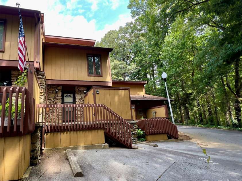 122 Colony Drive, Arden, NC 28704.  MLS# CAR4268368, YatesRealty ID 19876. 