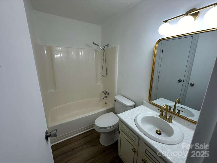 122 Colony Drive, Arden, NC 28704.  MLS# CAR4268368, YatesRealty ID 19876. Full Bath