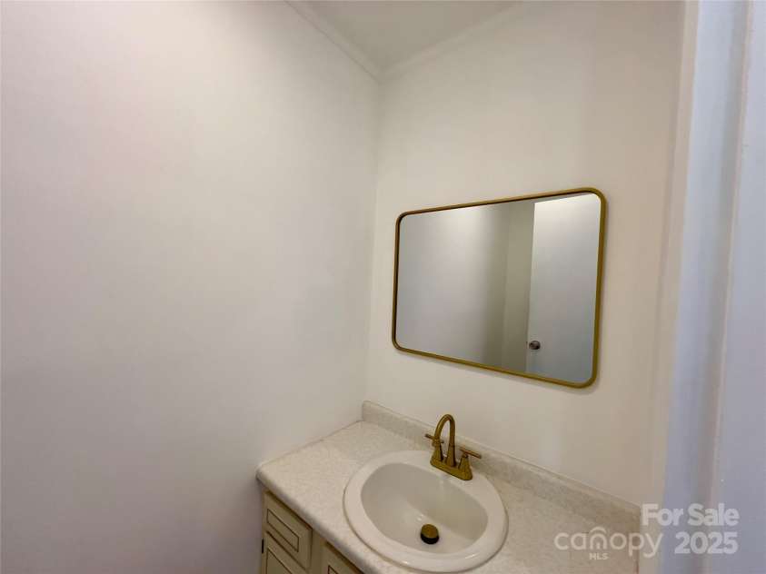 122 Colony Drive, Arden, NC 28704.  MLS# CAR4268368, YatesRealty ID 19876. Half Bath