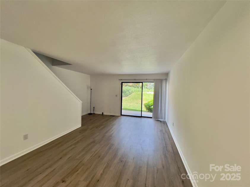 122 Colony Drive, Arden, NC 28704.  MLS# CAR4268368, YatesRealty ID 19876. Living Room