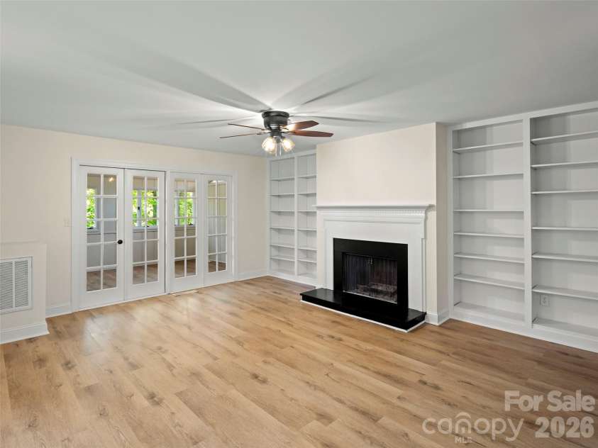 203 Crowfields Drive, Asheville, NC 28803.  MLS# CAR4378938, YatesRealty ID 19877. Spacious living room