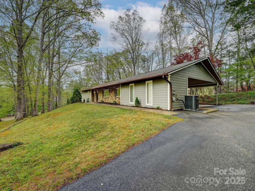 4 Highlander Road, Asheville, NC 28804.  MLS# CAR4251593, YatesRealty ID 19877. 