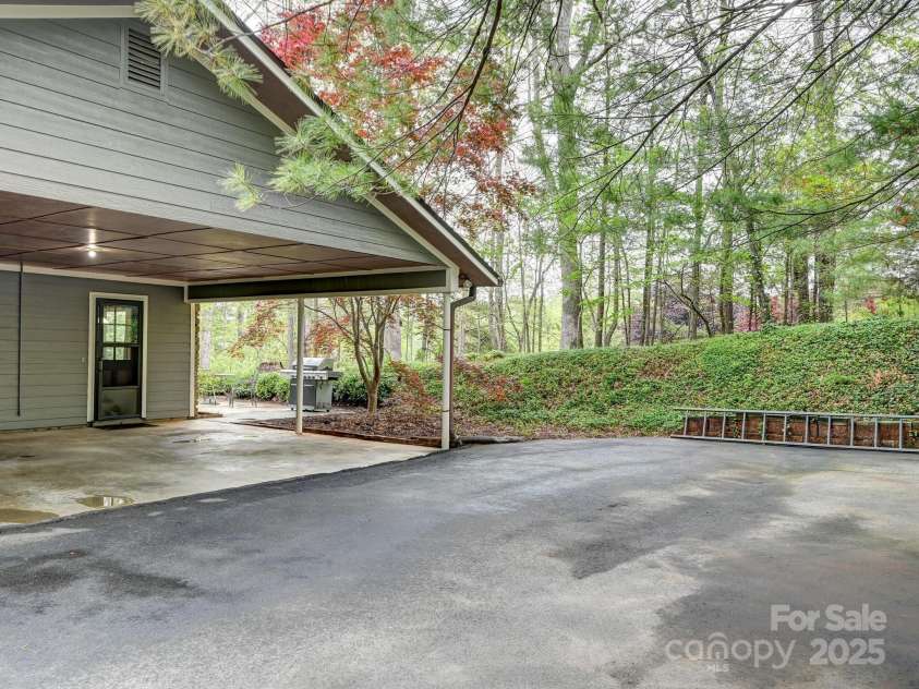 4 Highlander Road, Asheville, NC 28804.  MLS# CAR4251593, YatesRealty ID 19877. 