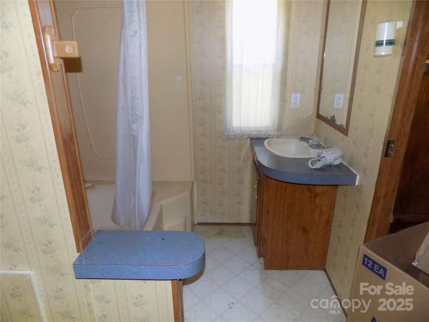 868 Alexis High Shoals Road, Dallas, NC 28034.  MLS# CAR4258904, YatesRealty ID 19878. FULL BATH