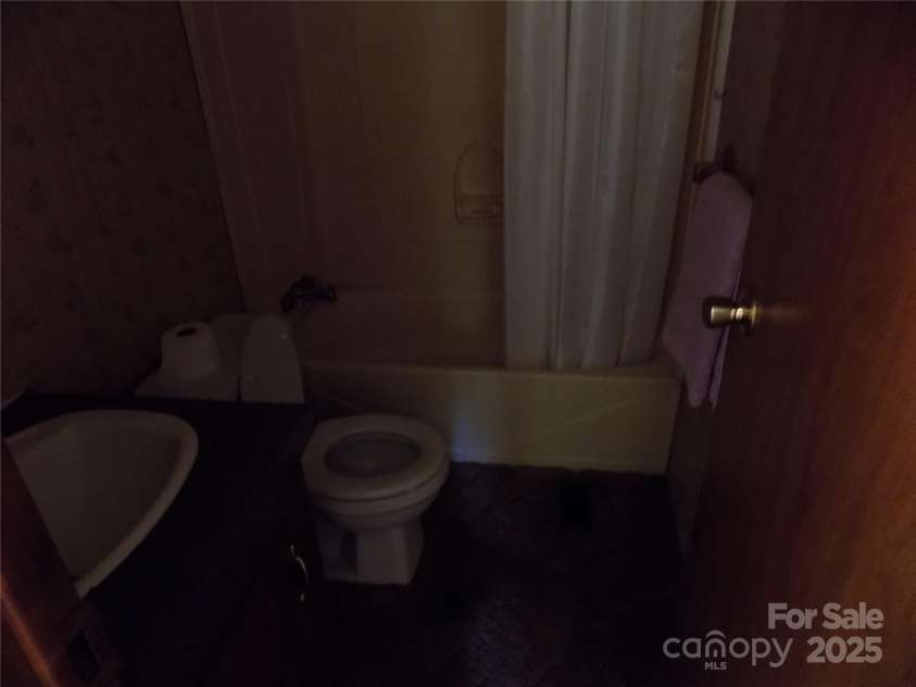 868 Alexis High Shoals Road, Dallas, NC 28034.  MLS# CAR4258904, YatesRealty ID 19878. FULL BATH