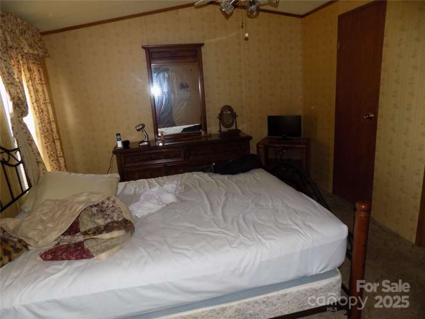868 Alexis High Shoals Road, Dallas, NC 28034.  MLS# CAR4258904, YatesRealty ID 19878. MAIN BEDROOM