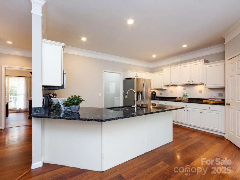 1423 Piper Court, Concord, NC 28025.  MLS# CAR4269356, YatesRealty ID 19879. Extensive breakfast bar overlooks breakfast room and great room