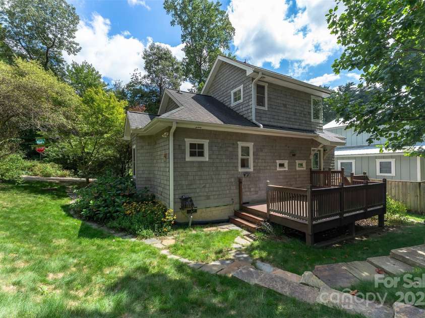 19 Castle Street, Asheville, NC 28803.  MLS# CAR4299658, YatesRealty ID 19881. 