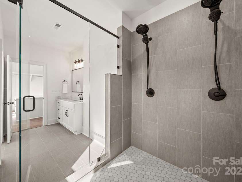 16612 Blackberry Hills Drive, Midland, NC 28107.  MLS# CAR4327675, YatesRealty ID 19882. Primary Shower/Wetroom