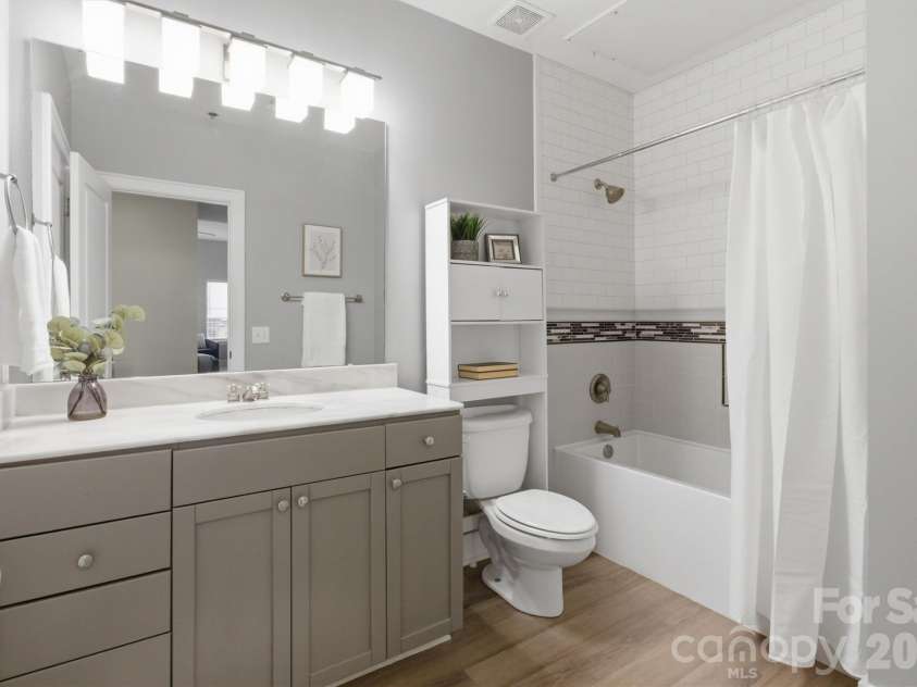 115 Park Avenue, Charlotte, NC 28203.  MLS# CAR4375422, YatesRealty ID 19883. Primary ensuite. 