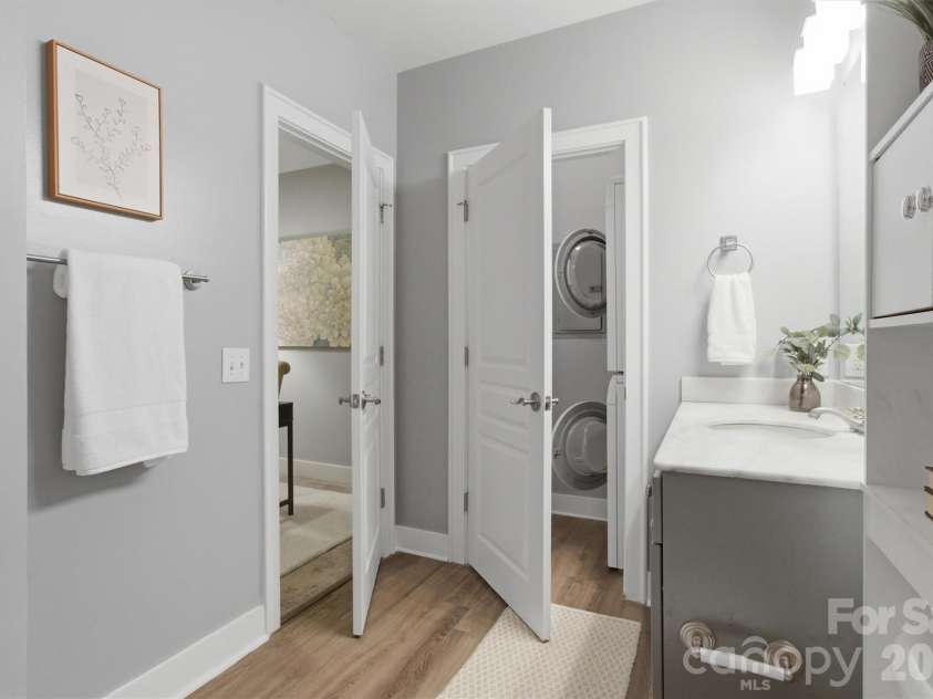115 Park Avenue, Charlotte, NC 28203.  MLS# CAR4375422, YatesRealty ID 19883. Primary ensuite with convenient laundry closet. 