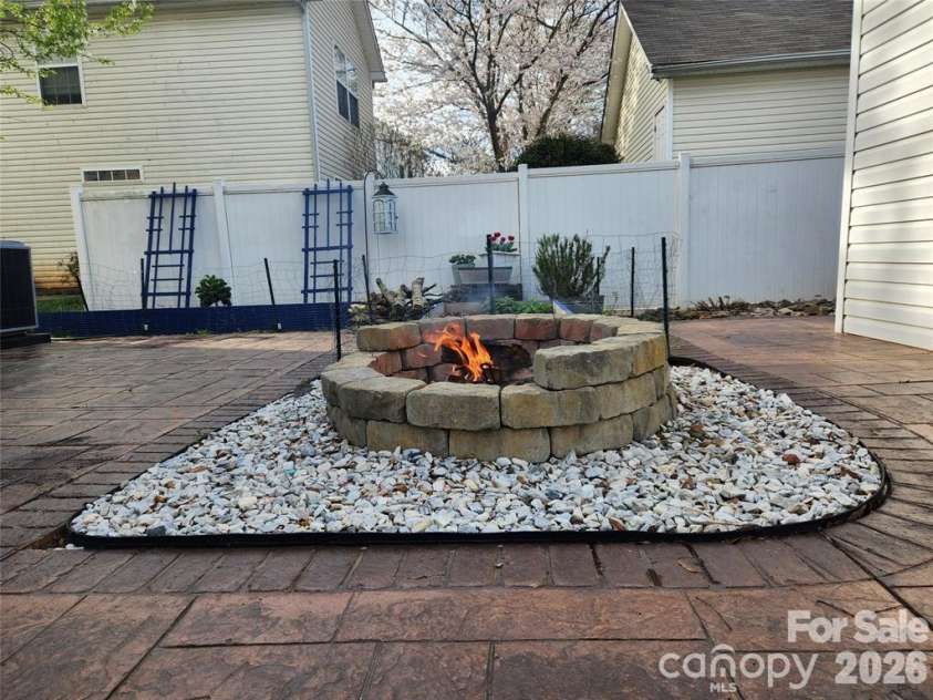 15404 Crossing Gate Drive, Cornelius, NC 28031.  MLS# CAR4363409, YatesRealty ID 19885. Firepit