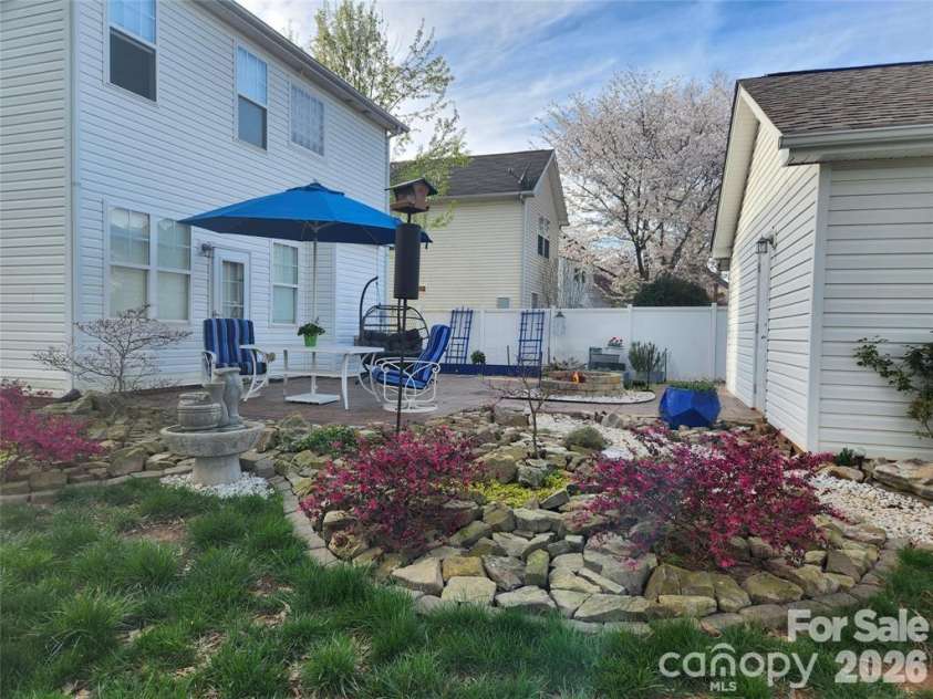 15404 Crossing Gate Drive, Cornelius, NC 28031.  MLS# CAR4363409, YatesRealty ID 19885. Patio - zero landscaping with rocks