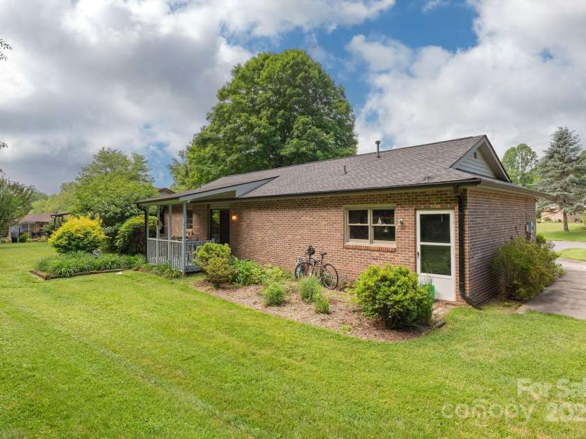 118 Resada Drive, Brevard, NC 28712.  MLS# CAR4260410, YatesRealty ID 19886. 