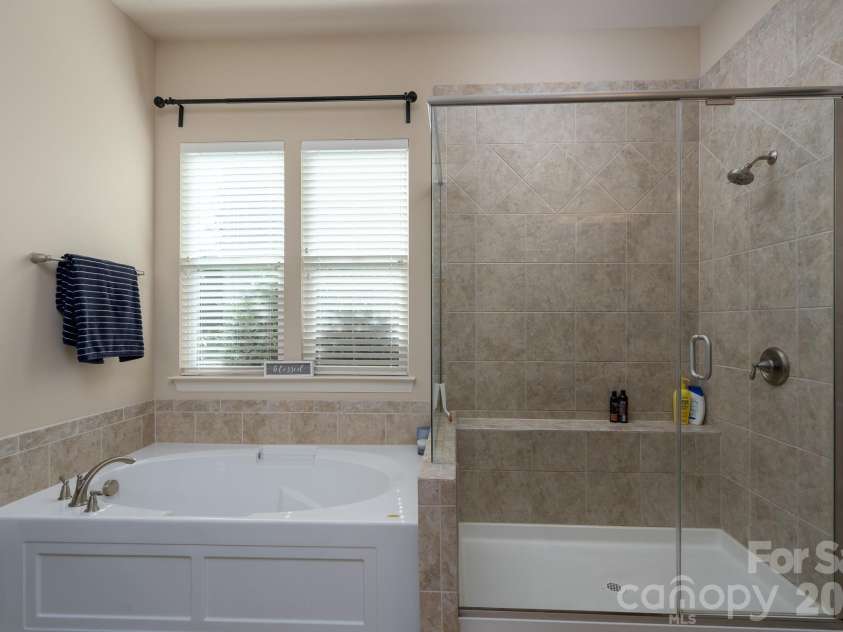 478 Iron Horse Lane, Midland, NC 28107.  MLS# CAR4371035, YatesRealty ID 19891. Primary Bath - main level