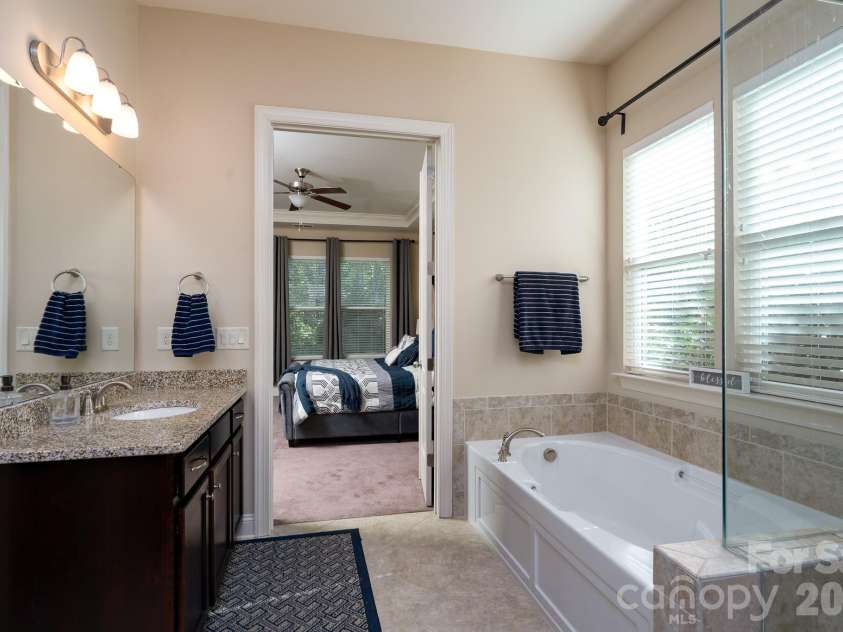 478 Iron Horse Lane, Midland, NC 28107.  MLS# CAR4371035, YatesRealty ID 19891. Primary Bath - main level