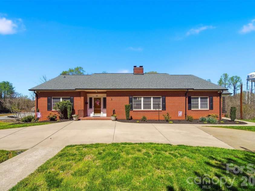 32 Falls Avenue, Granite Falls, NC 28630.  MLS# CAR4364691, YatesRealty ID 19893. 
