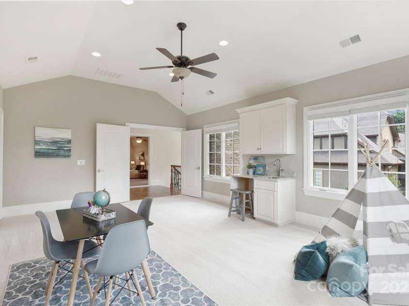 3032 Kings Manor Drive, Matthews, NC 28104.  MLS# CAR4265351, YatesRealty ID 19894. 