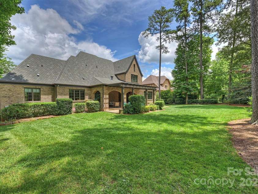 3032 Kings Manor Drive, Matthews, NC 28104.  MLS# CAR4265351, YatesRealty ID 19894. 