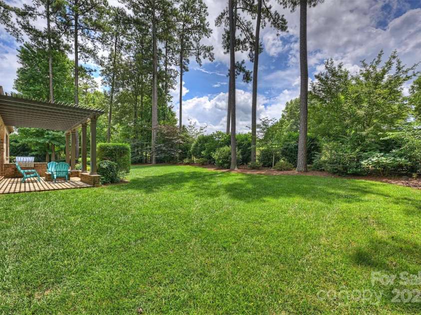 3032 Kings Manor Drive, Matthews, NC 28104.  MLS# CAR4265351, YatesRealty ID 19894. 