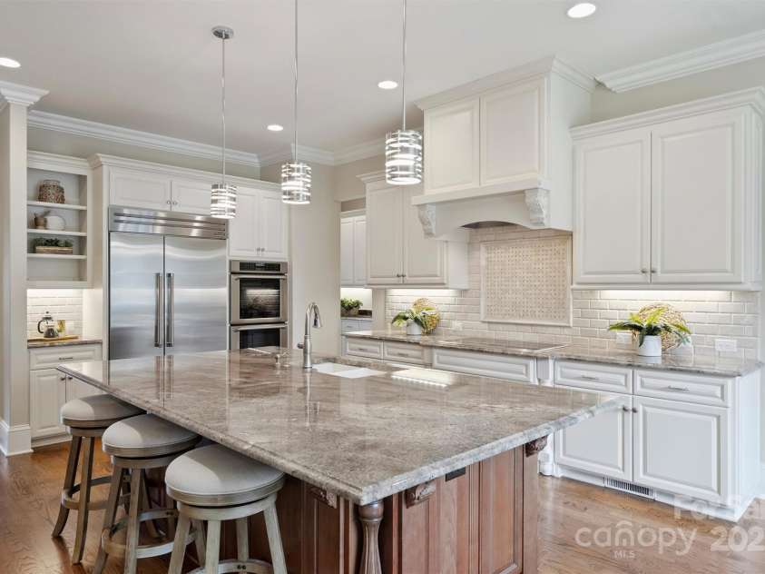 3032 Kings Manor Drive, Matthews, NC 28104.  MLS# CAR4265351, YatesRealty ID 19894. The beautiful island is a showpiece!  Love granite with bar seating.