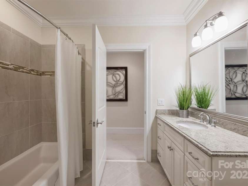 3032 Kings Manor Drive, Matthews, NC 28104.  MLS# CAR4265351, YatesRealty ID 19894. This is the en suite bathroom off of Bedroom 3.