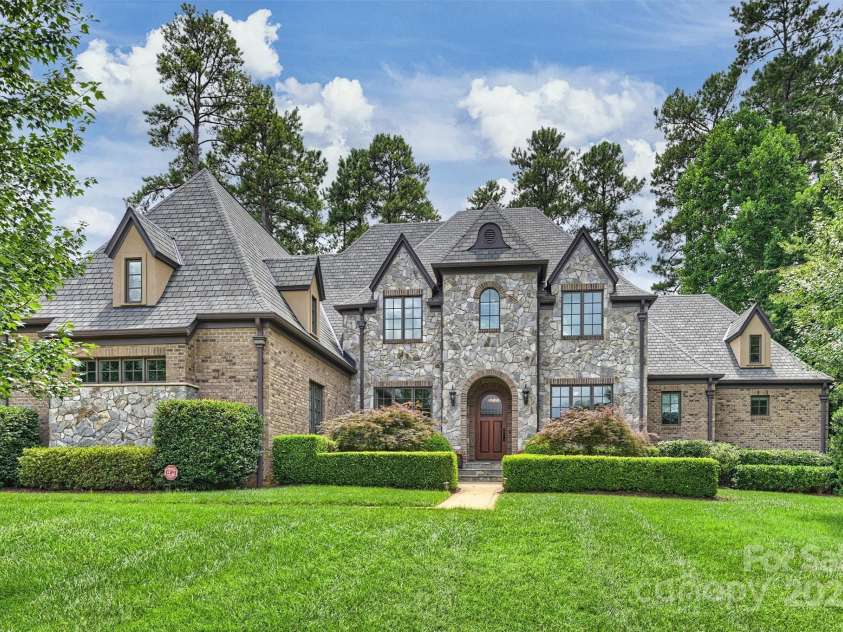 3032 Kings Manor Drive, Matthews, NC 28104.  MLS# CAR4265351, YatesRealty ID 19894. Welcome Home to this exquisite Frank Snodgrass-designed home, built by New Traditions