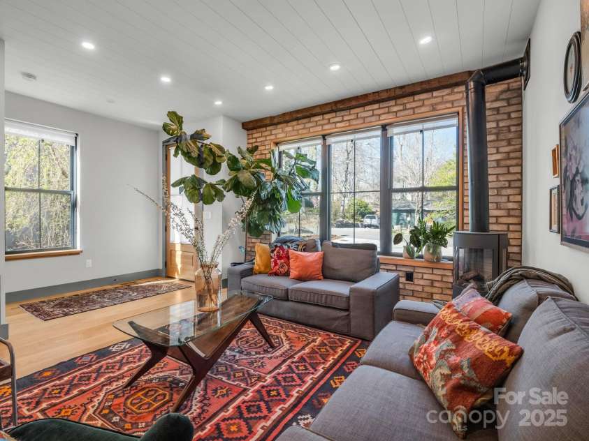 408 Oconeechee Avenue, Black Mountain, NC 28711.  MLS# CAR4244689, YatesRealty ID 19899. 