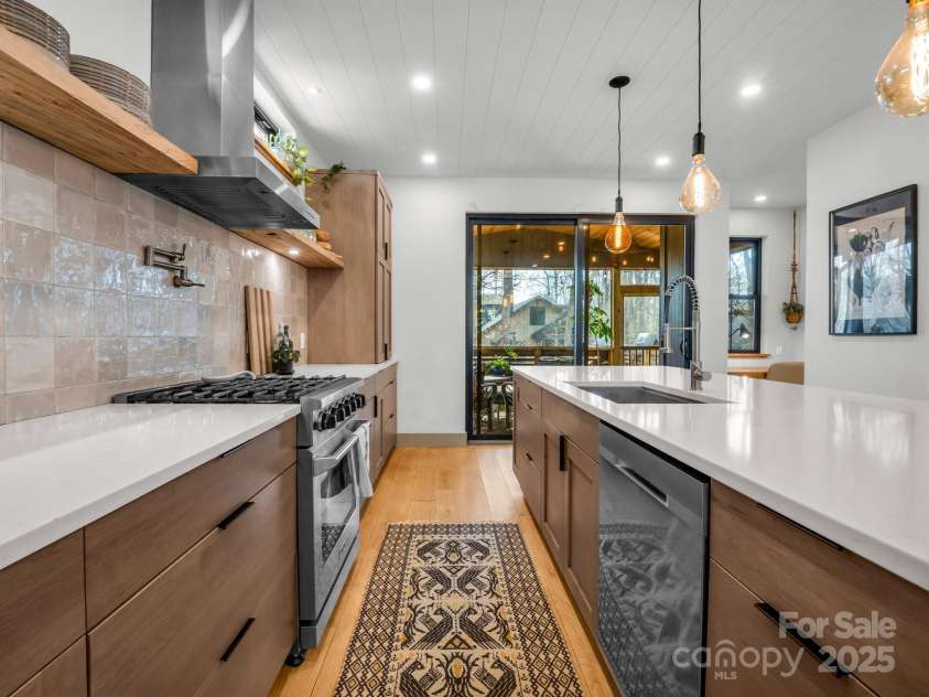 408 Oconeechee Avenue, Black Mountain, NC 28711.  MLS# CAR4244689, YatesRealty ID 19899. 