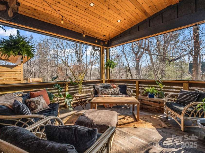 408 Oconeechee Avenue, Black Mountain, NC 28711.  MLS# CAR4244689, YatesRealty ID 19899. 