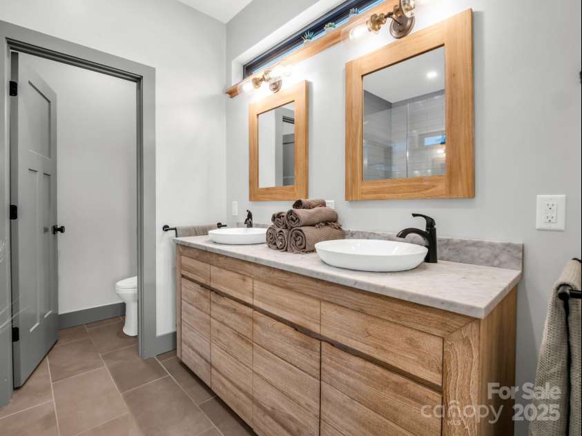 408 Oconeechee Avenue, Black Mountain, NC 28711.  MLS# CAR4244689, YatesRealty ID 19899. 