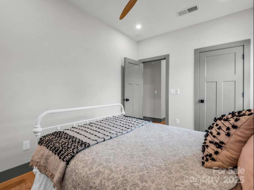 408 Oconeechee Avenue, Black Mountain, NC 28711.  MLS# CAR4244689, YatesRealty ID 19899. 