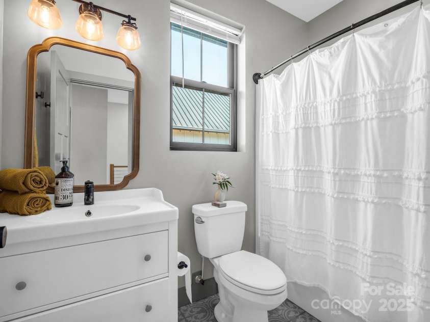 408 Oconeechee Avenue, Black Mountain, NC 28711.  MLS# CAR4244689, YatesRealty ID 19899. 