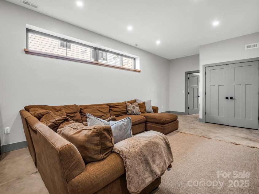 408 Oconeechee Avenue, Black Mountain, NC 28711.  MLS# CAR4244689, YatesRealty ID 19899. 