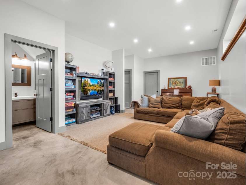 408 Oconeechee Avenue, Black Mountain, NC 28711.  MLS# CAR4244689, YatesRealty ID 19899. 