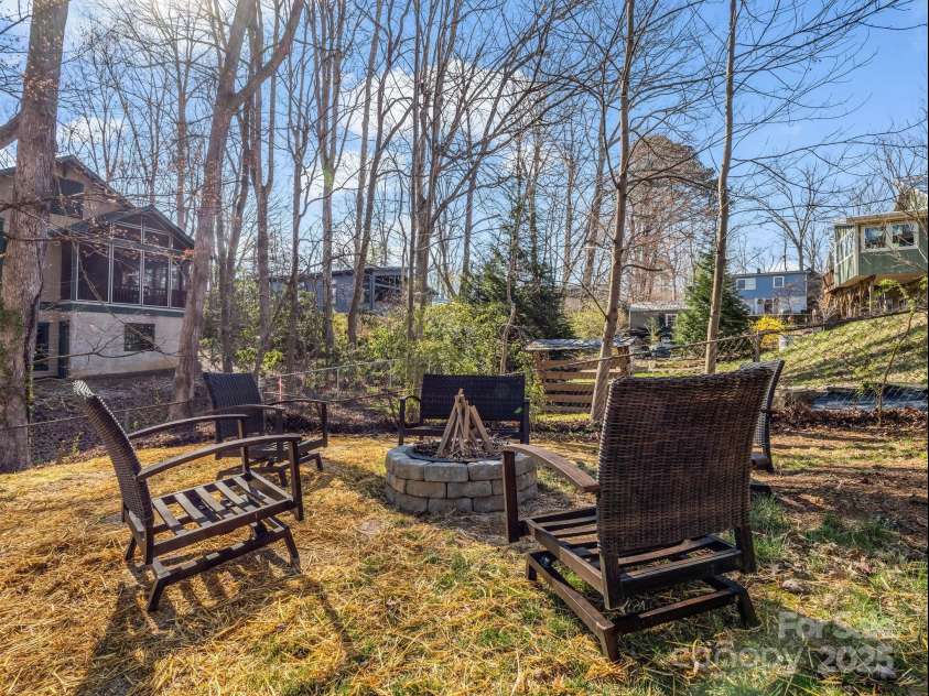 408 Oconeechee Avenue, Black Mountain, NC 28711.  MLS# CAR4244689, YatesRealty ID 19899. 